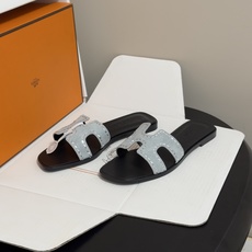 🌾 顶级品质(配高档飞机盒✈️)Hermes 爱马仕🐎 Oran钻面H拖凉鞋系列 H家烫钻H鞋面经典平底 🌾 顶级品质(配高档飞机盒✈️)Hermes 爱马仕🐎 Oran钻面H拖凉鞋系列 H家烫钻H鞋面经典平底