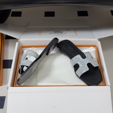 🌾 顶级品质(配高档飞机盒✈️)Hermes 爱马仕🐎 Oran钻面H拖凉鞋系列 H家烫钻H鞋面经典平底 🌾 顶级品质(配高档飞机盒✈️)Hermes 爱马仕🐎 Oran钻面H拖凉鞋系列 H家烫钻H鞋面经典平底