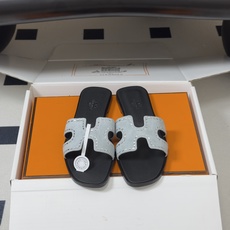 🌾 顶级品质(配高档飞机盒✈️)Hermes 爱马仕🐎 Oran钻面H拖凉鞋系列 H家烫钻H鞋面经典平底 🌾 顶级品质(配高档飞机盒✈️)Hermes 爱马仕🐎 Oran钻面H拖凉鞋系列 H家烫钻H鞋面经典平底