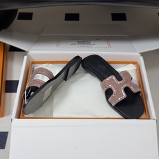 🌾 顶级品质(配高档飞机盒✈️)Hermes 爱马仕🐎 Oran钻面H拖凉鞋系列 H家烫钻H鞋面经典平底 🌾 顶级品质(配高档飞机盒✈️)Hermes 爱马仕🐎 Oran钻面H拖凉鞋系列 H家烫钻H鞋面经典平底