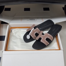 🌾 顶级品质(配高档飞机盒✈️)Hermes 爱马仕🐎 Oran钻面H拖凉鞋系列 H家烫钻H鞋面经典平底 🌾 顶级品质(配高档飞机盒✈️)Hermes 爱马仕🐎 Oran钻面H拖凉鞋系列 H家烫钻H鞋面经典平底