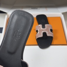 🌾 顶级品质(配高档飞机盒✈️)Hermes 爱马仕🐎 Oran钻面H拖凉鞋系列 H家烫钻H鞋面经典平底 🌾 顶级品质(配高档飞机盒✈️)Hermes 爱马仕🐎 Oran钻面H拖凉鞋系列 H家烫钻H鞋面经典平底