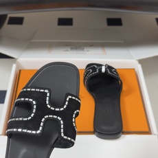 🌾 顶级品质(配高档飞机盒✈️)Hermes 爱马仕🐎 Oran钻面H拖凉鞋系列 H家烫钻H鞋面经典平底 🌾 顶级品质(配高档飞机盒✈️)Hermes 爱马仕🐎 Oran钻面H拖凉鞋系列 H家烫钻H鞋面经典平底