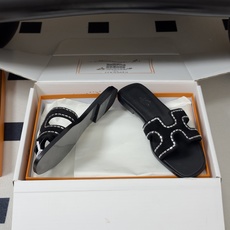 🌾 顶级品质(配高档飞机盒✈️)Hermes 爱马仕🐎 Oran钻面H拖凉鞋系列 H家烫钻H鞋面经典平底 🌾 顶级品质(配高档飞机盒✈️)Hermes 爱马仕🐎 Oran钻面H拖凉鞋系列 H家烫钻H鞋面经典平底