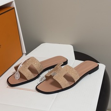 🌾 顶级品质(配高档飞机盒✈️)Hermes 爱马仕🐎 Oran钻面H拖凉鞋系列 H家烫钻H鞋面经典平底 🌾 顶级品质(配高档飞机盒✈️)Hermes 爱马仕🐎 Oran钻面H拖凉鞋系列 H家烫钻H鞋面经典平底
