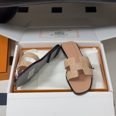 🌾 顶级品质(配高档飞机盒✈️)Hermes 爱马仕🐎 Oran钻面H拖凉鞋系列 H家烫钻H鞋面经典平底 🌾 顶级品质(配高档飞机盒✈️)Hermes 爱马仕🐎 Oran钻面H拖凉鞋系列 H家烫钻H鞋面经典平底