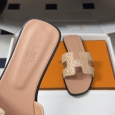 🌾 顶级品质(配高档飞机盒✈️)Hermes 爱马仕🐎 Oran钻面H拖凉鞋系列 H家烫钻H鞋面经典平底 🌾 顶级品质(配高档飞机盒✈️)Hermes 爱马仕🐎 Oran钻面H拖凉鞋系列 H家烫钻H鞋面经典平底