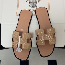 🌾 顶级品质(配高档飞机盒✈️)Hermes 爱马仕🐎 Oran钻面H拖凉鞋系列 H家烫钻H鞋面经典平底 🌾 顶级品质(配高档飞机盒✈️)Hermes 爱马仕🐎 Oran钻面H拖凉鞋系列 H家烫钻H鞋面经典平底