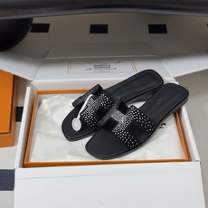 🌾 顶级品质(配高档飞机盒✈️)Hermes 爱马仕🐎 Oran钻面H拖凉鞋系列 H家烫钻H鞋面经典平底 🌾 顶级品质(配高档飞机盒✈️)Hermes 爱马仕🐎 Oran钻面H拖凉鞋系列 H家烫钻H鞋面经典平底