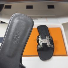 🌾 顶级品质(配高档飞机盒✈️)Hermes 爱马仕🐎 Oran钻面H拖凉鞋系列 H家烫钻H鞋面经典平底 🌾 顶级品质(配高档飞机盒✈️)Hermes 爱马仕🐎 Oran钻面H拖凉鞋系列 H家烫钻H鞋面经典平底