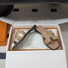🌾 顶级品质(配高档飞机盒✈️)Hermes 爱马仕🐎 Oran钻面H拖凉鞋系列 H家烫钻H鞋面经典平底 🌾 顶级品质(配高档飞机盒✈️)Hermes 爱马仕🐎 Oran钻面H拖凉鞋系列 H家烫钻H鞋面经典平底