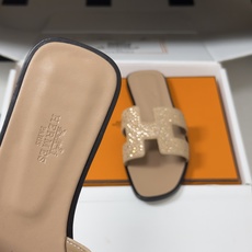 🌾 顶级品质(配高档飞机盒✈️)Hermes 爱马仕🐎 Oran钻面H拖凉鞋系列 H家烫钻H鞋面经典平底 🌾 顶级品质(配高档飞机盒✈️)Hermes 爱马仕🐎 Oran钻面H拖凉鞋系列 H家烫钻H鞋面经典平底
