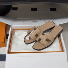 🌾 顶级品质(配高档飞机盒✈️)Hermes 爱马仕🐎 Oran钻面H拖凉鞋系列 H家烫钻H鞋面经典平底 🌾 顶级品质(配高档飞机盒✈️)Hermes 爱马仕🐎 Oran钻面H拖凉鞋系列 H家烫钻H鞋面经典平底