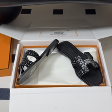 🌾 顶级品质(配高档飞机盒✈️)Hermes 爱马仕🐎 Oran钻面H拖凉鞋系列 H家烫钻H鞋面经典平底 🌾 顶级品质(配高档飞机盒✈️)Hermes 爱马仕🐎 Oran钻面H拖凉鞋系列 H家烫钻H鞋面经典平底