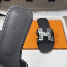 🌾 顶级品质(配高档飞机盒✈️)Hermes 爱马仕🐎 Oran钻面H拖凉鞋系列 H家烫钻H鞋面经典平底 🌾 顶级品质(配高档飞机盒✈️)Hermes 爱马仕🐎 Oran钻面H拖凉鞋系列 H家烫钻H鞋面经典平底