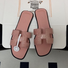 🌾 顶级品质(配高档飞机盒✈️)Hermes 爱马仕🐎 Oran钻面H拖凉鞋系列 H家烫钻H鞋面经典平底 🌾 顶级品质(配高档飞机盒✈️)Hermes 爱马仕🐎 Oran钻面H拖凉鞋系列 H家烫钻H鞋面经典平底