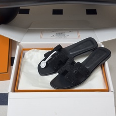 🌾 顶级品质(配高档飞机盒✈️)Hermes 爱马仕🐎 Oran钻面H拖凉鞋系列 H家烫钻H鞋面经典平底 🌾 顶级品质(配高档飞机盒✈️)Hermes 爱马仕🐎 Oran钻面H拖凉鞋系列 H家烫钻H鞋面经典平底