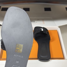 🌾 顶级品质(配高档飞机盒✈️)Hermes 爱马仕🐎 Oran钻面H拖凉鞋系列 H家烫钻H鞋面经典平底 🌾 顶级品质(配高档飞机盒✈️)Hermes 爱马仕🐎 Oran钻面H拖凉鞋系列 H家烫钻H鞋面经典平底