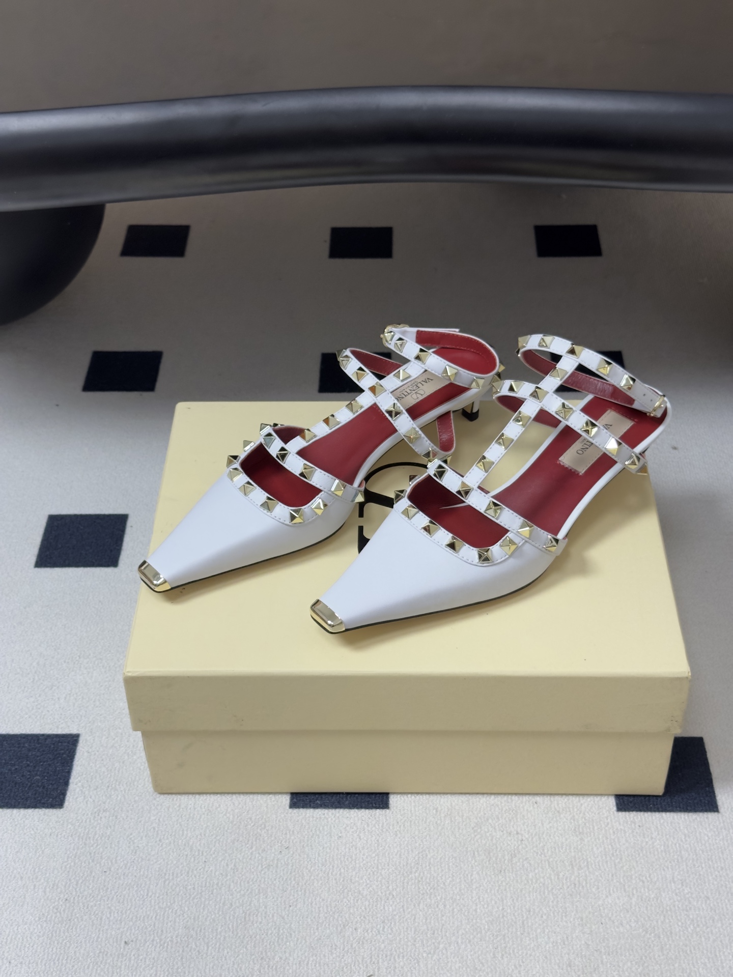 🌾 顶级品质（配飞机盒✈️➕10）2026春夏新款 Valentino 华伦天奴ROCKSTUD漆皮系带