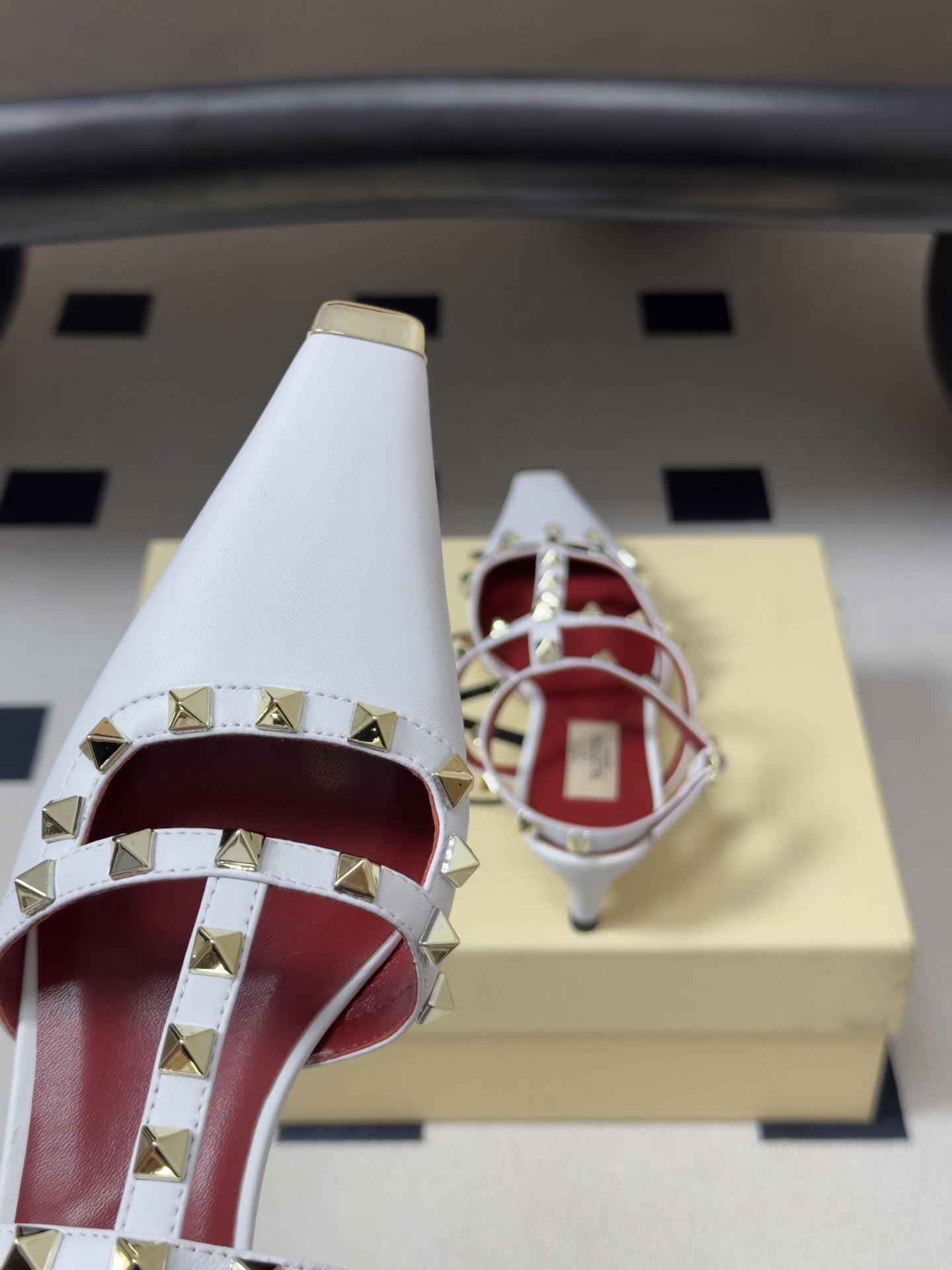 🌾 顶级品质（配飞机盒✈️➕10）2026春夏新款 Valentino 华伦天奴ROCKSTUD漆皮系带