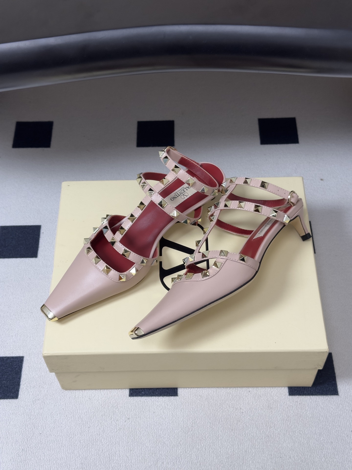 🌾 顶级品质（配飞机盒✈️➕10）2026春夏新款 Valentino 华伦天奴ROCKSTUD漆皮系带