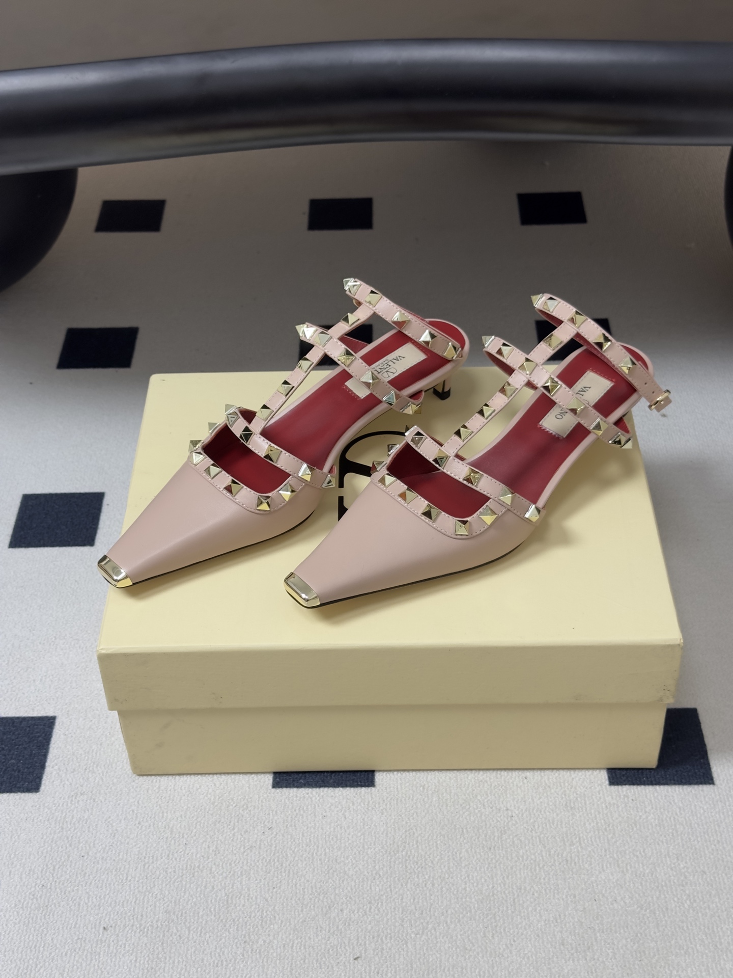 🌾 顶级品质（配飞机盒✈️➕10）2026春夏新款 Valentino 华伦天奴ROCKSTUD漆皮系带