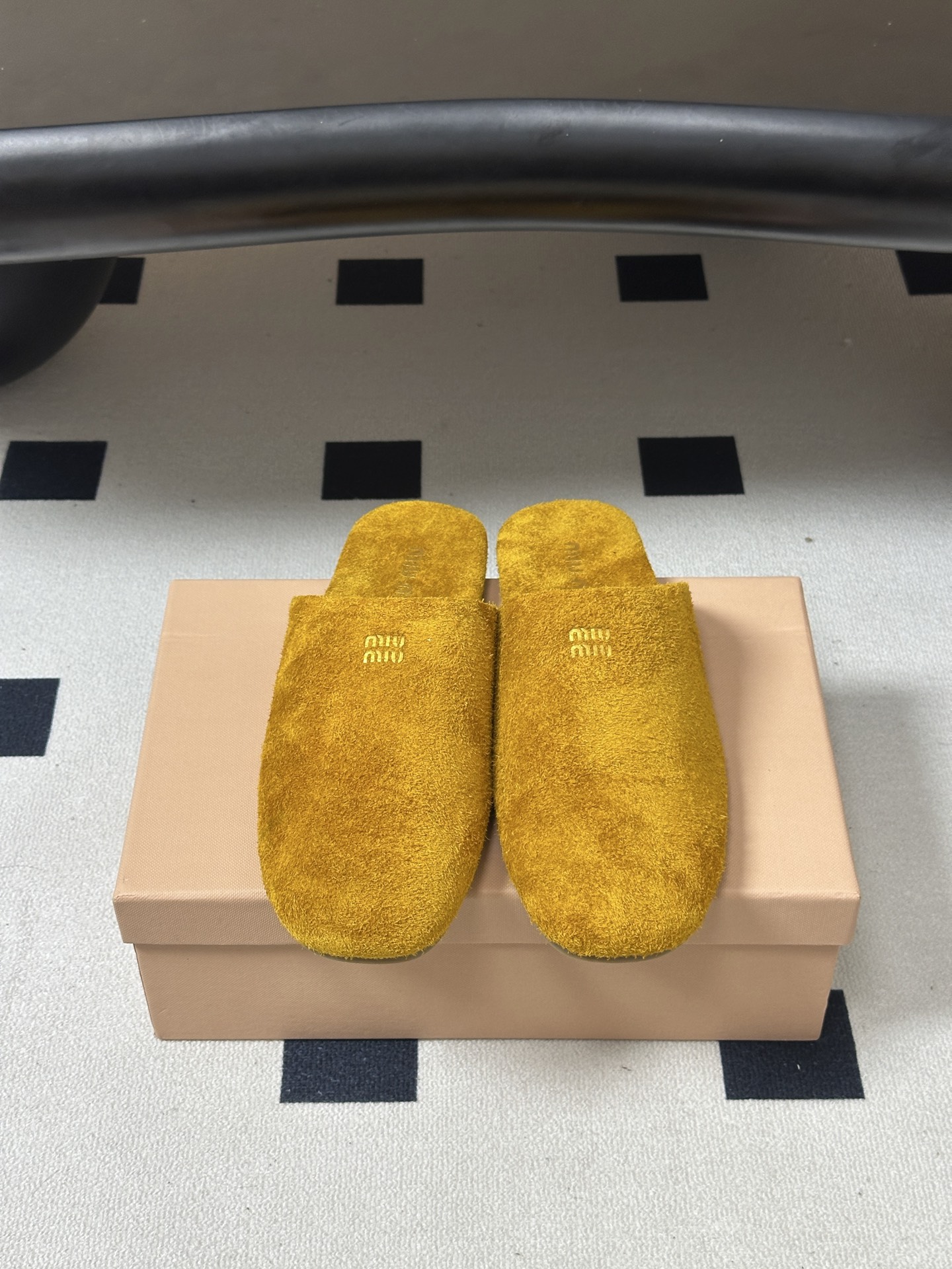 🌾 26ss 春夏新款MiuMiu 缪缪英伦风字母穆勒半拖鞋复古平底包头凉拖鞋这款穆勒拖鞋融合复古灵感与