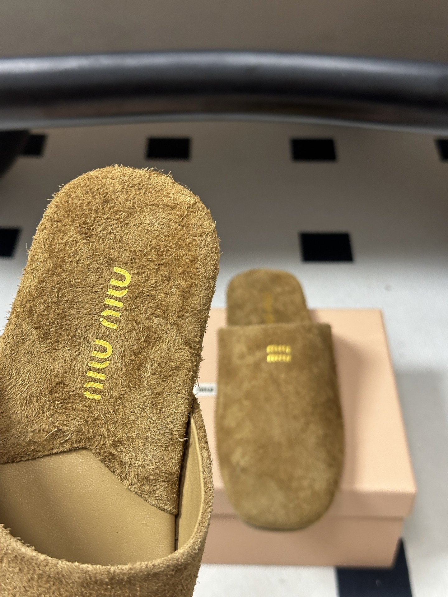 🌾 26ss 春夏新款MiuMiu 缪缪英伦风字母穆勒半拖鞋复古平底包头凉拖鞋这款穆勒拖鞋融合复古灵感与