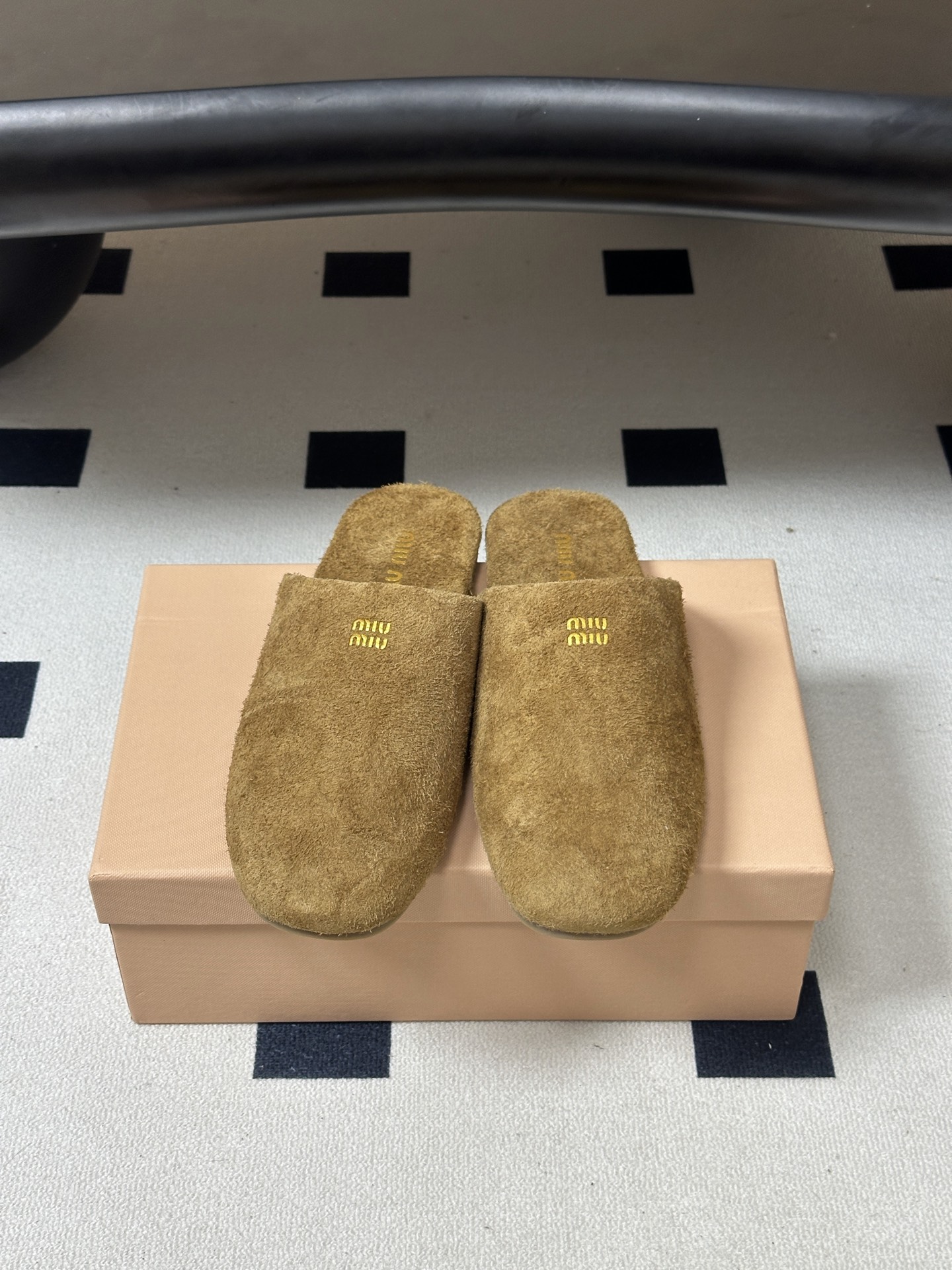 🌾 26ss 春夏新款MiuMiu 缪缪英伦风字母穆勒半拖鞋复古平底包头凉拖鞋这款穆勒拖鞋融合复古灵感与