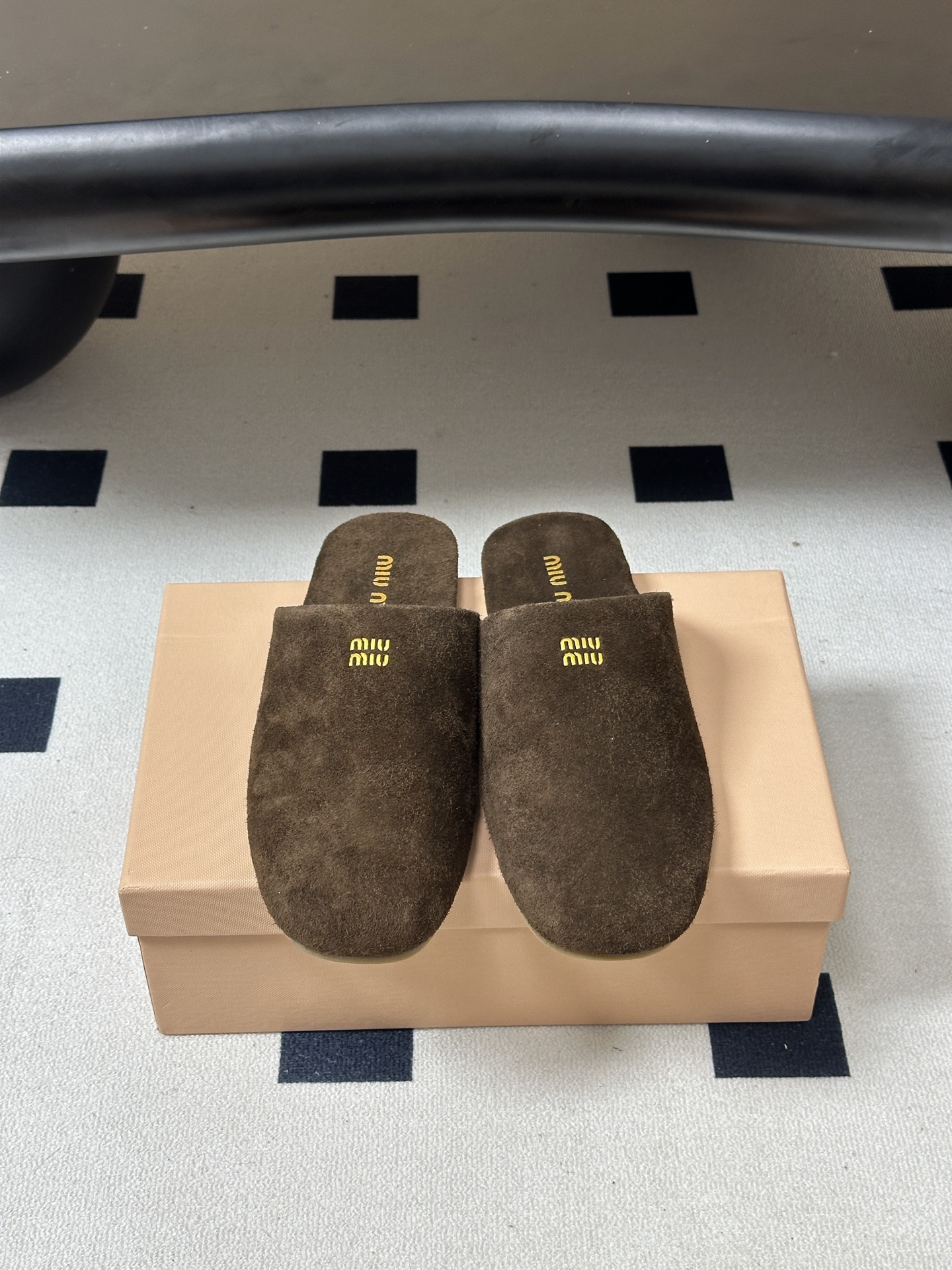 🌾 26ss 春夏新款MiuMiu 缪缪英伦风字母穆勒半拖鞋复古平底包头凉拖鞋这款穆勒拖鞋融合复古灵感与