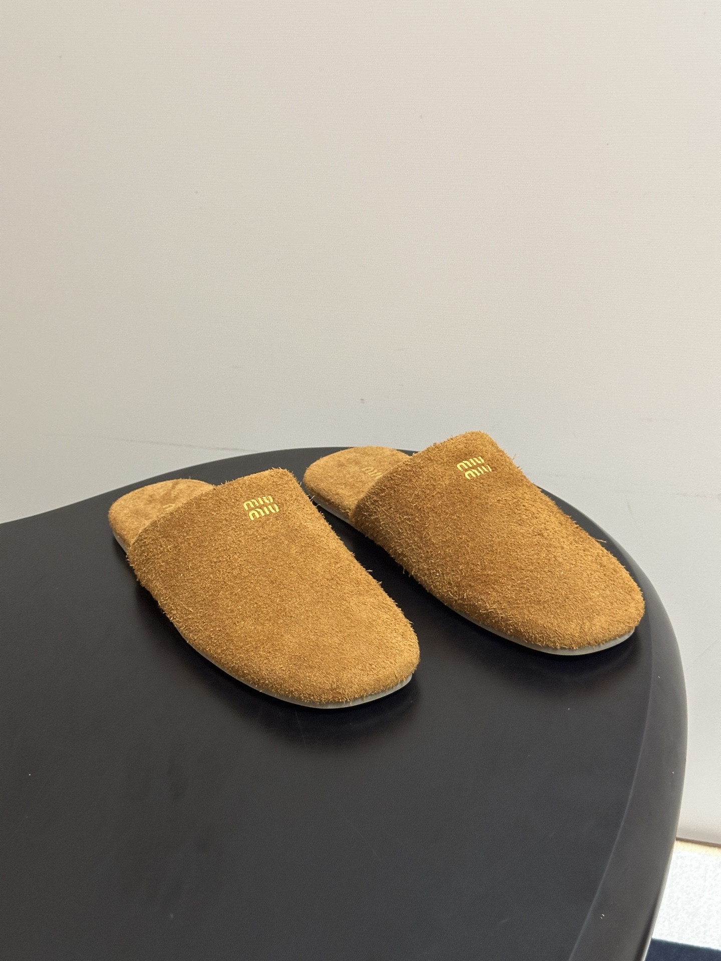 🌾 26ss 春夏新款MiuMiu 缪缪英伦风字母穆勒半拖鞋复古平底包头凉拖鞋这款穆勒拖鞋融合复古灵感与