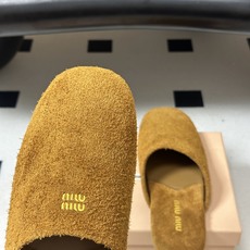 🌾 26ss 春夏新款MiuMiu 缪缪英伦风字母穆勒半拖鞋复古平底包头凉拖鞋这款穆勒拖鞋融合复古灵感与 🌾 26ss 春夏新款MiuMiu 缪缪英伦风字母穆勒半拖鞋复古平底包头凉拖鞋这款穆勒拖鞋融合复古灵感与