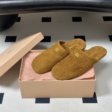 🌾 26ss 春夏新款MiuMiu 缪缪英伦风字母穆勒半拖鞋复古平底包头凉拖鞋这款穆勒拖鞋融合复古灵感与 🌾 26ss 春夏新款MiuMiu 缪缪英伦风字母穆勒半拖鞋复古平底包头凉拖鞋这款穆勒拖鞋融合复古灵感与