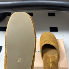 🌾 26ss 春夏新款MiuMiu 缪缪英伦风字母穆勒半拖鞋复古平底包头凉拖鞋这款穆勒拖鞋融合复古灵感与 🌾 26ss 春夏新款MiuMiu 缪缪英伦风字母穆勒半拖鞋复古平底包头凉拖鞋这款穆勒拖鞋融合复古灵感与
