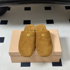 🌾 26ss 春夏新款MiuMiu 缪缪英伦风字母穆勒半拖鞋复古平底包头凉拖鞋这款穆勒拖鞋融合复古灵感与 🌾 26ss 春夏新款MiuMiu 缪缪英伦风字母穆勒半拖鞋复古平底包头凉拖鞋这款穆勒拖鞋融合复古灵感与