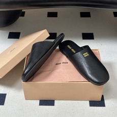 🌾 26ss 春夏新款MiuMiu 缪缪英伦风字母穆勒半拖鞋复古平底包头凉拖鞋这款穆勒拖鞋融合复古灵感与 🌾 26ss 春夏新款MiuMiu 缪缪英伦风字母穆勒半拖鞋复古平底包头凉拖鞋这款穆勒拖鞋融合复古灵感与