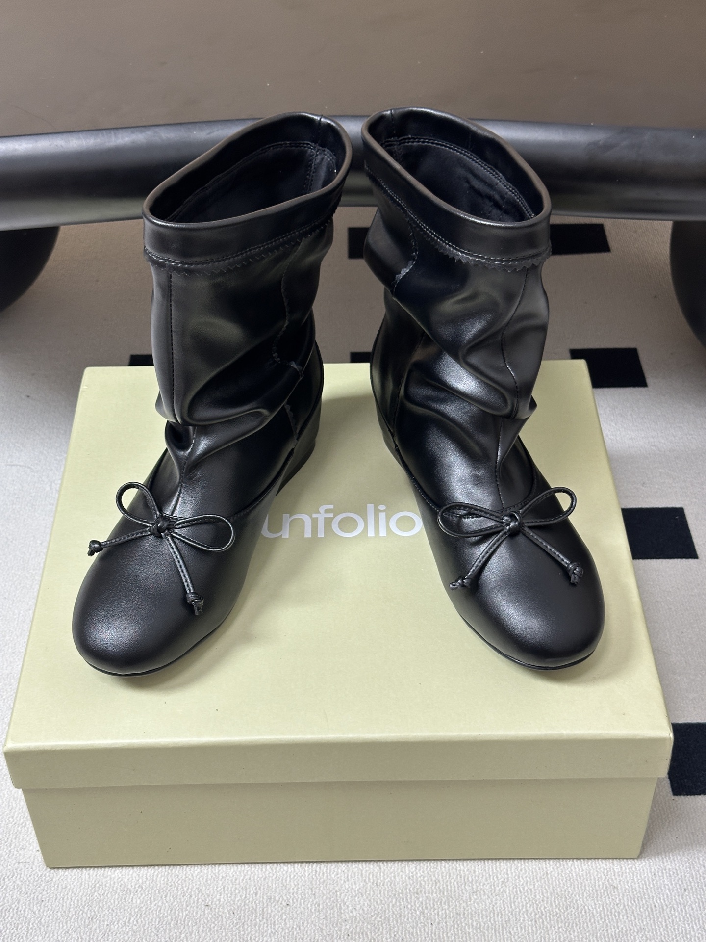 🌾 Unfolio26ss秋季新款蝴蝶结褶皱堆堆靴平底宽筒短靴自带松弛复古文艺氛围感的褶皱堆堆短靴，流畅