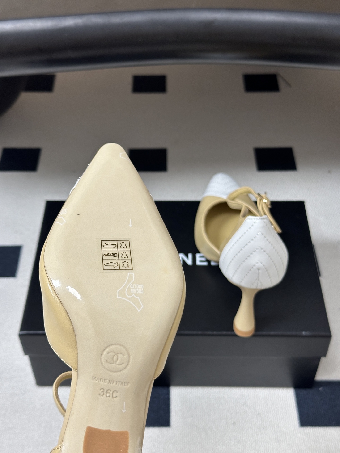 🌾 26ss春夏新款Chanel香奈儿 小香26A尖头双拼色中空高跟凉鞋经典双C扣高跟鞋尖头设计:优雅显