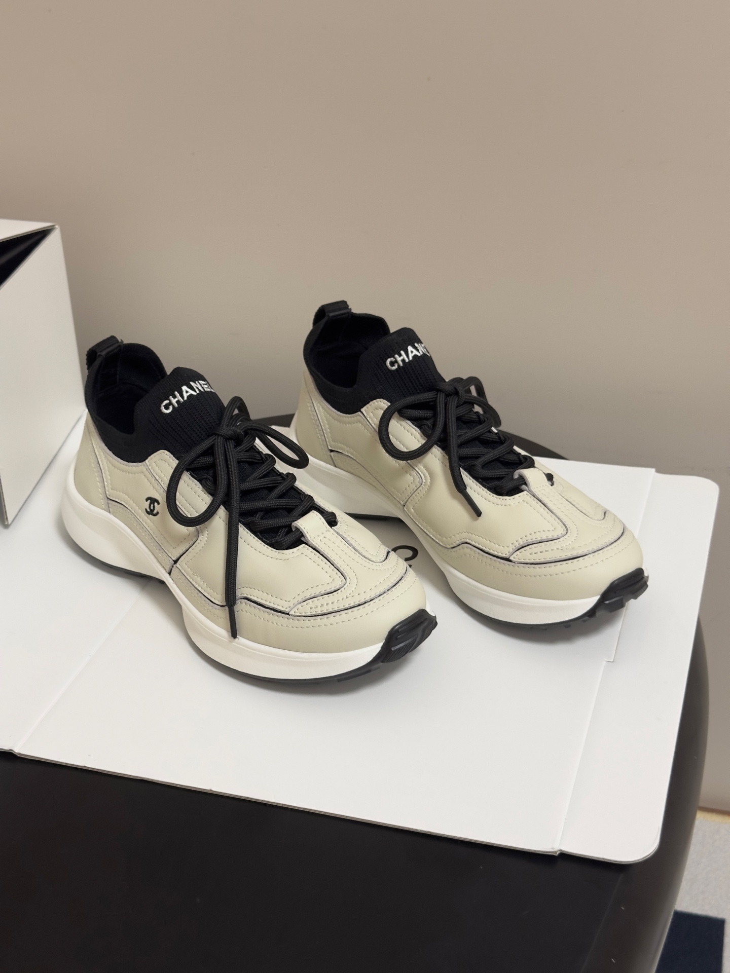 🌾 莞产（配高档飞机盒✈️）Chanel 小香 26A运动鞋经典双C侧标休闲鞋黑白熊猫拼色系带运动鞋这个
