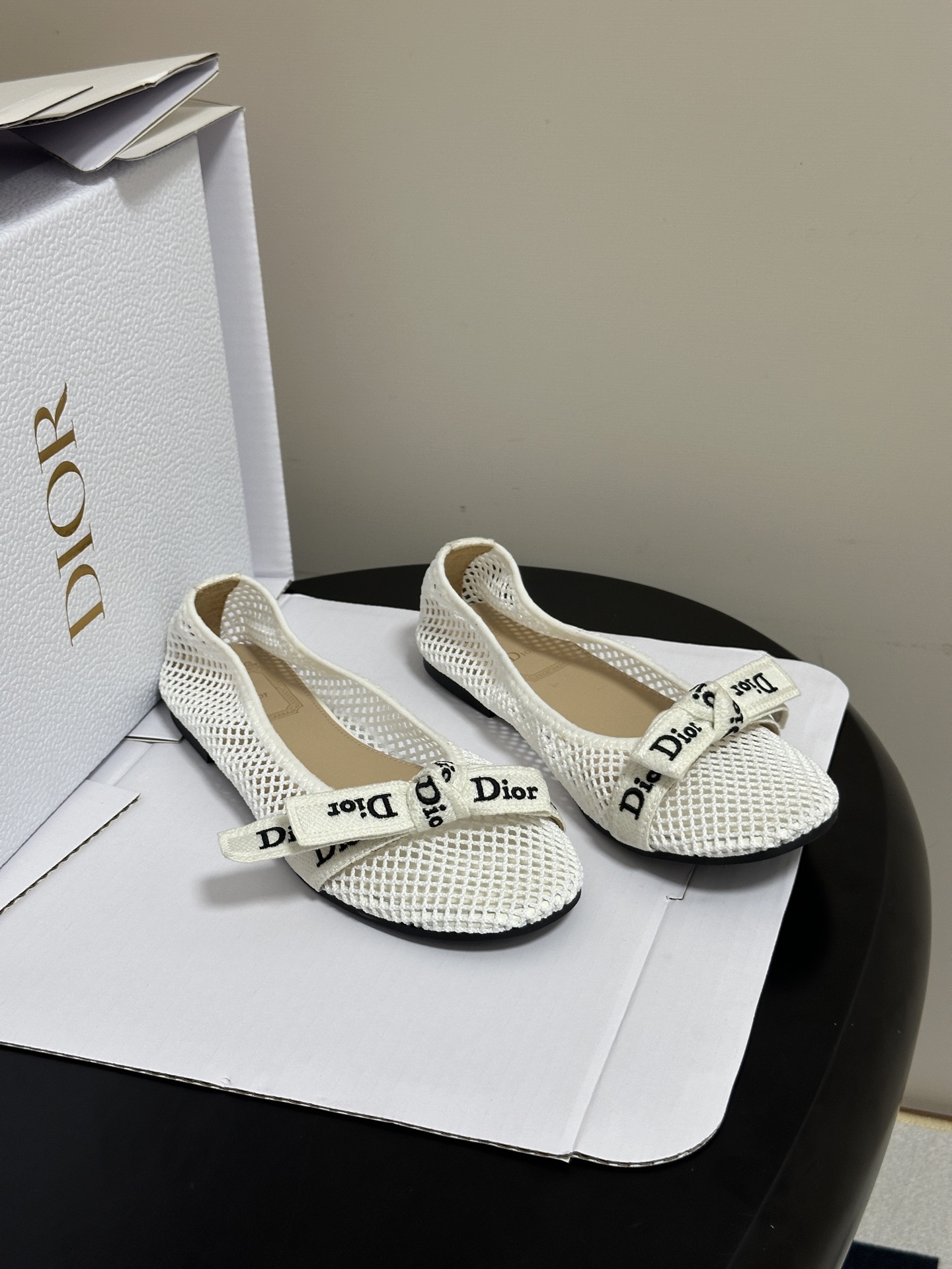 NO:921295,-Top quality (with high-end airplane box) 26ss spring and summer new Dior Dior J'Adior ballet shoes classic letter web Mary Jane shoes bow ballet shoes shallow flat shoes latest hollow mesh dance shoes This J'Adior ballet shoes are made by Jonathan Anderson (Jonathan Anderson)  Anderson) presents a new interpretation of Dior's classic series, highlighting Dior's exquisite craftsmanship and enhancing its style with a sense of fashion. It is carefully made of hollow stretch mesh fabric, with an elegant pointed toe design, and the two-color Dior embroidered ribbon on the upper is tied into a flat bow, which is unique. It can create an elegant and fashionable exquisite look. Customized fabric mesh on the upper, sheepskin lining on the foot, Italian grade A leather outsole  Size 35-39 (40.41.42 customized, non-refundable), single shoes, dior, dior, mary jane, sheepskin, Leather soles19860909-顶级品质（配高档飞机盒） 26ss春夏新款Dior 迪奥 J'Adior芭蕾鞋经典字母织带玛丽珍鞋蝴蝶结芭蕾舞鞋浅口平底单鞋最新镂空网面跳舞鞋 这款J'Adior芭蕾鞋由乔纳森·安德森(Jonathan Anderson)倾情呈献,全新演绎Dior的经典系列,彰显Dior的精湛工艺,以时尚感提升格调.采用镂空弹力网眼织物精心制作,优雅尖头设计,鞋面双色Dior刺绣饰带系成扁平蝴蝶结,别具一格.可打造高雅时髦的精致造型. 鞋面定制织物网眼 内里垫脚羊皮 鞋底意大利A级真皮大底 码数35-39（40.41.42定做不退换）,单鞋,dior,dior,mary jane,sheepskin,Leather soles,Women's Shoes