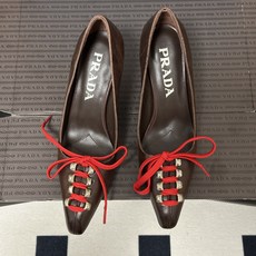 顶级品质(配高档飞机盒✈️) 26Aw早春新款Prada 普拉达走秀款尖头做旧系带蝴蝶结高跟鞋 复古老钱风绑带小猫跟单鞋 顶级品质(配高档飞机盒✈️) 26Aw早春新款Prada 普拉达走秀款尖头做旧系带蝴蝶结高跟鞋 复古老钱风绑带小猫跟单鞋