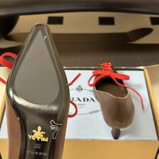 顶级品质(配高档飞机盒✈️) 26Aw早春新款Prada 普拉达走秀款尖头做旧系带蝴蝶结高跟鞋 复古老钱风绑带小猫跟单鞋 顶级品质(配高档飞机盒✈️) 26Aw早春新款Prada 普拉达走秀款尖头做旧系带蝴蝶结高跟鞋 复古老钱风绑带小猫跟单鞋