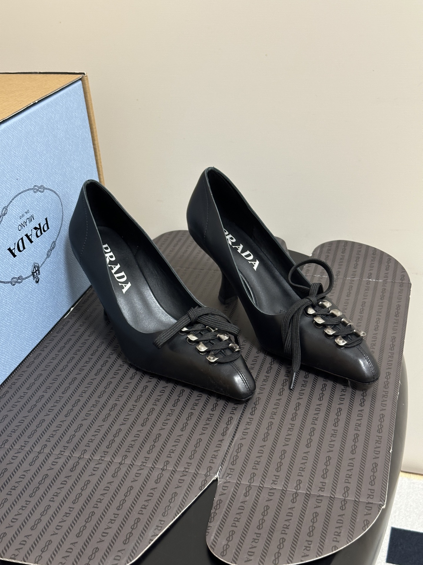 NO:921291,-Top quality (with high-end airplane box) 26Aw early spring new Prada Prada catwalk style pointed toe distressed lace-up bow high heels, retro old money style strappy kitten heels  Pointed-toe bow-knot stiletto shoes with a retro literary and artistic atmosphere, smooth and neat small pointed-toe shoes, the upper is made of fine glossy leather, the toe is equipped with metal buckles and colorful bow laces, the shoe body is slender and slender, the narrow last version gathers the top of the foot, and has a good modification effect on wide feet and fleshy feet. The shallow-mouth slip-on style is flexible to put on and take off.  Suitable for commuting style and retro luxury style, no matter the leg shape. Taking into account the retro style and upper foot comfort, if you want a pair of shoes full of atmosphere, these pointed-toe bow stilettos are the first choice for daily travel. Distressed calfskin upper, sheepskin lining, Italian injection molded leather outsole, heel height 7.5cm, size 35-39 (40.41 custom-made, non-refundable), single shoes, prada, prada, high  heels,cowhide,sheepskin,Leather soles19860909-顶级品质（配高档飞机盒） 26Aw早春新款Prada 普拉达走秀款尖头做旧系带蝴蝶结高跟鞋 复古老钱风绑带小猫跟单鞋 自带复古千金文艺氛围感的尖头蝴蝶结细跟单鞋,流畅利落的小尖头鞋型,鞋面采用细腻光面皮革打造,鞋头搭配金属排扣与彩色蝴蝶结系带,鞋身线条纤细修长,窄楦版型收拢脚面,对宽脚、肉脚都有很好的修饰效果,浅口套脚款式穿脱灵活. 适配通勤风与复古轻奢风穿搭,不挑腿型.兼顾复古调性与上脚舒适度,想要一双氛围感满满的气质单鞋,这款尖头蝴蝶结细跟鞋是日常出行的优选单品. 鞋面做旧小牛皮 内里垫脚羊皮 鞋底意大利注塑真皮大底 跟高7.5cm 码数35-39（40.41定做不退换）,单鞋,prada,prada,high heels,cowhide,sheepskin,Leather soles,Women's Shoes