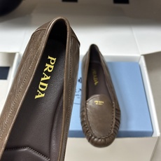 顶级品质(配高档飞机盒✈️) 26Ss 春夏新款Prada普拉达 褶皱乐福鞋经典字母烫印复古老钱风平底浅口单鞋 牛皮革平 顶级品质(配高档飞机盒✈️) 26Ss 春夏新款Prada普拉达 褶皱乐福鞋经典字母烫印复古老钱风平底浅口单鞋 牛皮革平