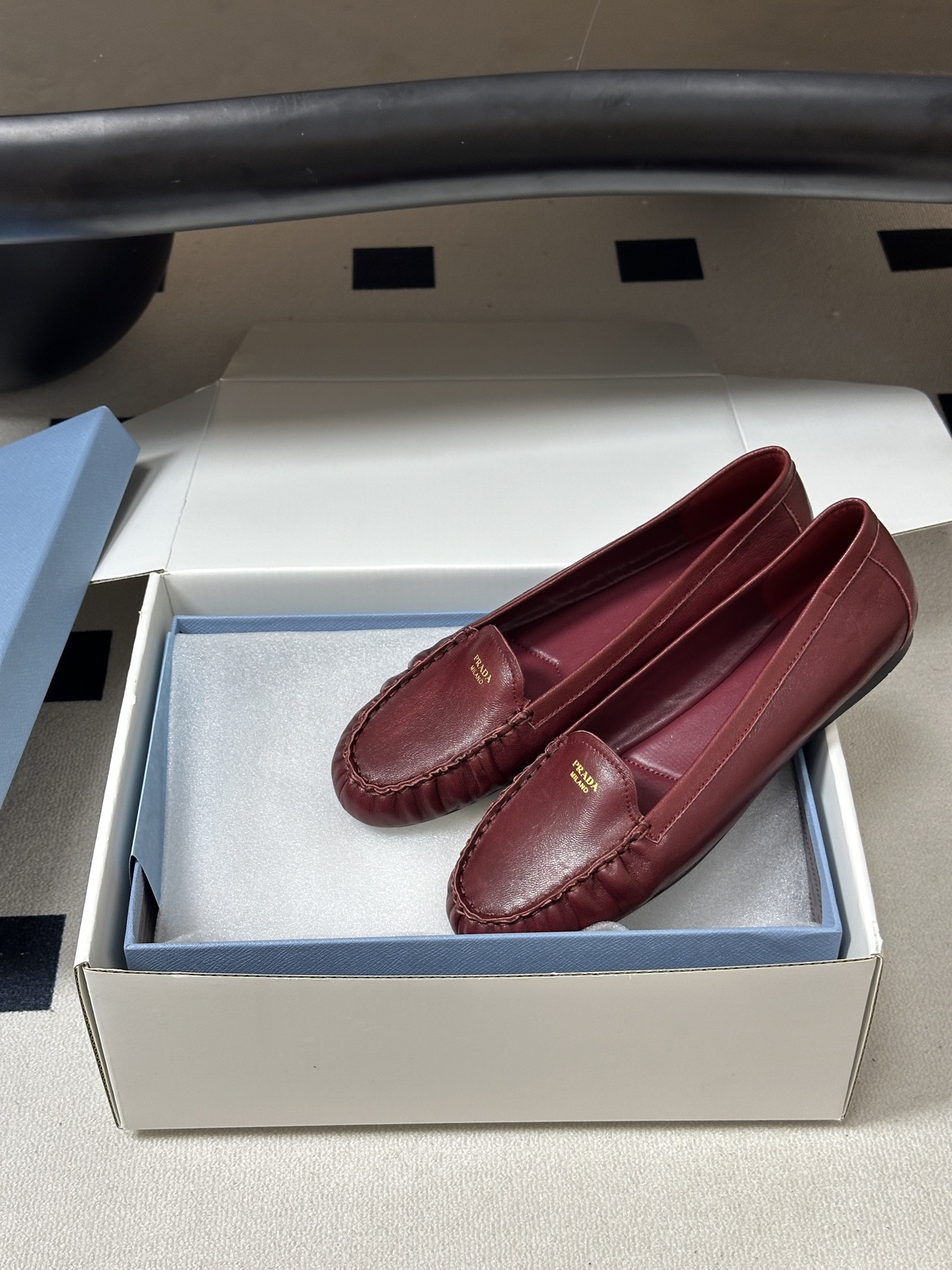 顶级品质(配高档飞机盒✈️) 26Ss 春夏新款Prada普拉达 褶皱乐福鞋经典字母烫印复古老钱风平底浅口单鞋 牛皮革平 顶级品质(配高档飞机盒✈️) 26Ss 春夏新款Prada普拉达 褶皱乐福鞋经典字母烫印复古老钱风平底浅口单鞋 牛皮革平