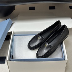 顶级品质(配高档飞机盒✈️) 26Ss 春夏新款Prada普拉达 褶皱乐福鞋经典字母烫印复古老钱风平底浅口单鞋 牛皮革平 顶级品质(配高档飞机盒✈️) 26Ss 春夏新款Prada普拉达 褶皱乐福鞋经典字母烫印复古老钱风平底浅口单鞋 牛皮革平