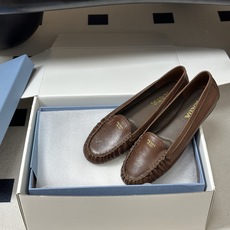顶级品质(配高档飞机盒✈️) 26Ss 春夏新款Prada普拉达 褶皱乐福鞋经典字母烫印复古老钱风平底浅口单鞋 牛皮革平 顶级品质(配高档飞机盒✈️) 26Ss 春夏新款Prada普拉达 褶皱乐福鞋经典字母烫印复古老钱风平底浅口单鞋 牛皮革平