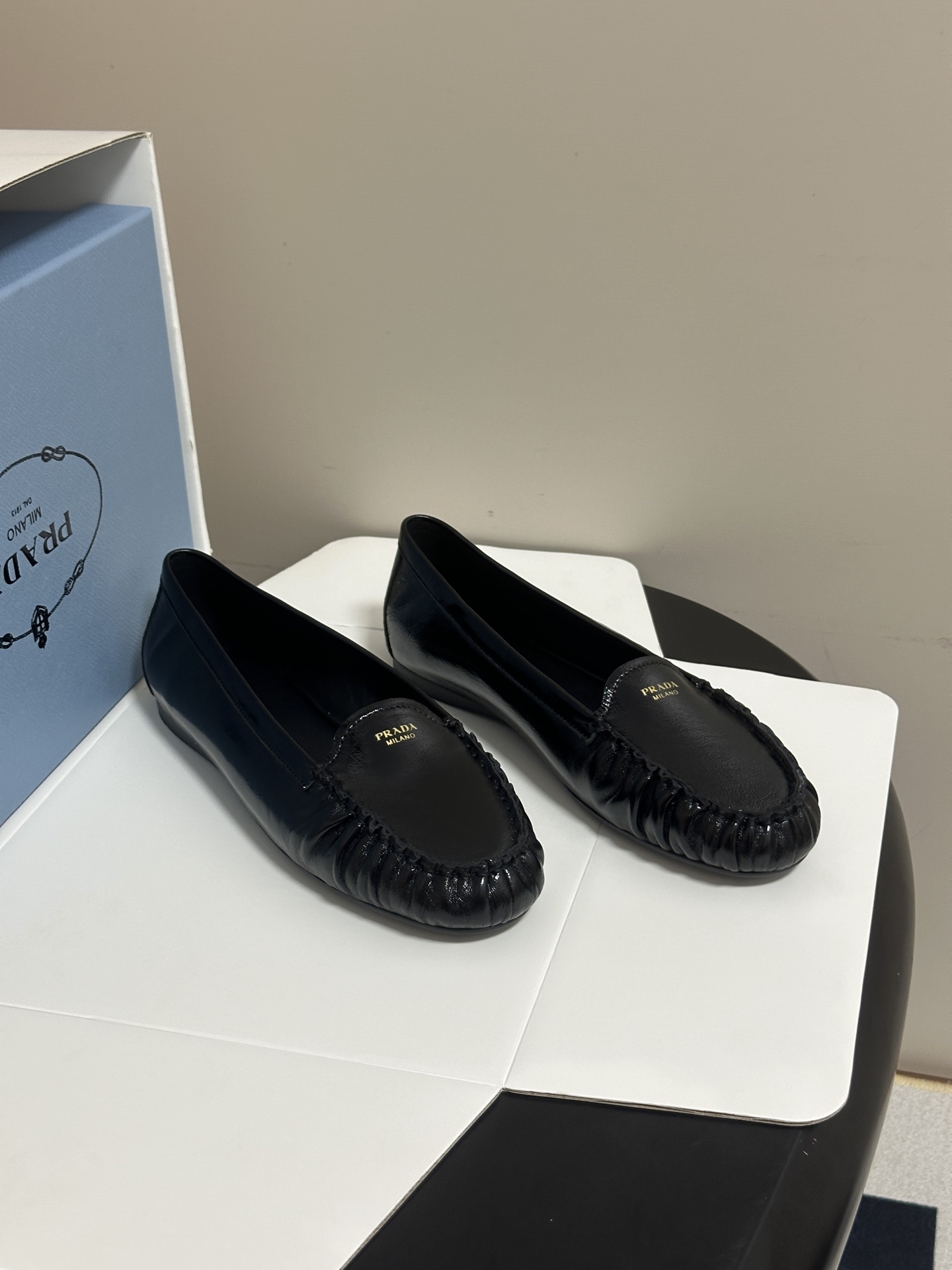 NO:921287,-Top quality (with high-end airplane box) 26Ss spring and summer new Prada pleated loafers with classic letter hot stamping retro old money style flat shallow pumps. The cow leather adds a touch of sophistication, highlighting the elegant and feminine charm. It adopts a round toe design, matched with rubber soles, and decorated with letter hot stamping logo, highlighting classic lines and exquisite elegant details. The upper is wrinkled patent leather/butter leather/sheep goat leather, the inner lining is sheepskin, and the sole is original open-molded rubber outsole.  Size 35-39 (40.41 customized, non-refundable), single shoes, prada, prada, loafers, cowhide, sheepskin, sheep19860909-顶级品质（配高档飞机盒） 26Ss 春夏新款Prada普拉达 褶皱乐福鞋经典字母烫印复古老钱风平底浅口单鞋 牛皮革平添一抹精致,彰显优雅柔美魅力.采用圆头设计,搭配橡胶鞋底,且饰有字母烫印徽标,彰显经典线条和精致优雅细节. 鞋面皱漆皮/牛油皮/羊猄皮 内里垫脚羊皮 鞋底原版开模橡胶大底 码数35-39（40.41定做不退换）,单鞋,prada,prada,loafers,cowhide,sheepskin,sheep,Women's Shoes