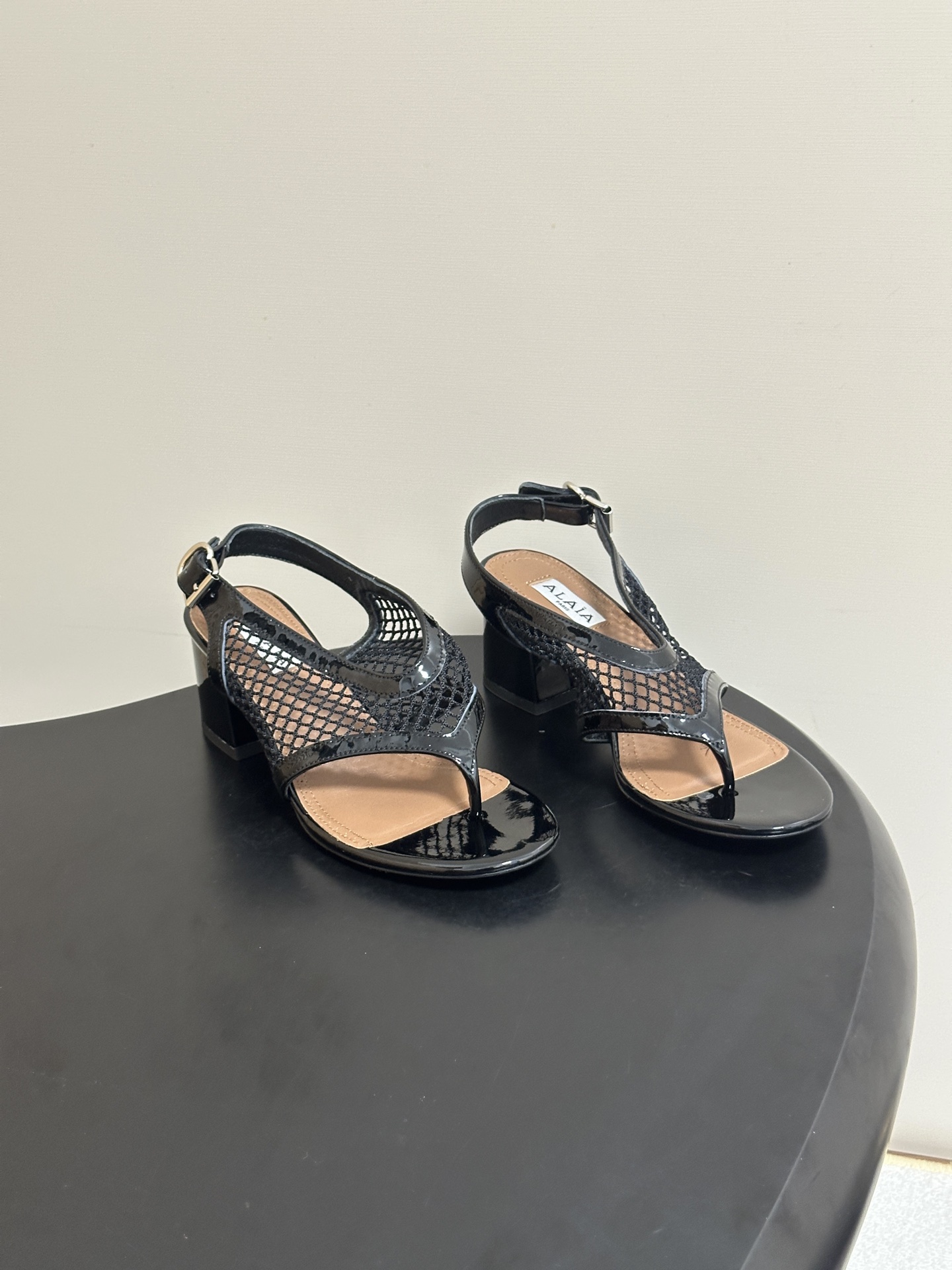 NO:921283,-Belt box 20 order notes (default ordinary box) 2026 spring and summer new ALAIA French flip-flops mesh sandals classic mesh flip-flops slingback buckle sandals thick high heel back sandals mesh flip-flop sandals | Casual Vacation Prologue mesh flip-flop sandals, with the brand's iconic mesh design as the core highlight, cleverly blending neat lines with a breathable texture, deducing a French style that is both cool and feminine.  The hollow mesh weave has a lazy and relaxed style. Every step exudes a casual and comfortable atmosphere. The thong-toe version has a retro French style. The buckle design is suitable for both fit and easy to put on and take off. The simple shoe shape hides a low-key and high-end texture. It is suitable for wide-leg pants and skirts. It unlocks the refreshing and effortless atmosphere of summer. It is suitable for dressing enthusiasts who prefer neat personality and pursuit of taste. It is refreshing and eye-catching but has its own high-end heritage!  Original custom-made fishnet for the upper, sheepskin lining for the feet, original molded rubber outsole for the sole, heel height 5.5cm, size 35-39 (40.41.42.43 custom-made, non-returnable), split-toe shoes, alaia, sandals, slippers, skirts, sheepskin19860909-皮带盒20下单备注（默认普通盒） 2026春夏新款ALAIA阿莱亚法式夹趾网眼凉拖鞋经典网面夹脚露跟搭扣凉鞋粗高跟后空凉鞋 网纱夹趾凉鞋｜随性度假序章网面夹趾凉鞋,以品牌标志性的网面设计为核心亮点,将利落线条与透气质感巧妙融合,演绎出兼具酷感与柔美的法式风格. 镂空网面编织慵懒松弛格调 每一步都漾开随性自在气场 夹趾版型自带复古法式风骨 搭扣设计兼顾贴合与穿脱便捷 简约鞋型暗藏低调高级质感 配阔腿裤半身裙都适配出彩 解锁夏日清爽不费力穿搭氛围 适合偏爱利落个性又追求品味的穿搭爱好者 清爽吸睛却自带高级底蕴！ 鞋面原版定制渔网 内里垫脚羊皮 鞋底原版开模橡胶大底 跟高5.5cm 码数35-39（40.41.42.43定做不退换）,分趾鞋,alaia,sandals,slippers,skirts,sheepskin,Women's Shoes