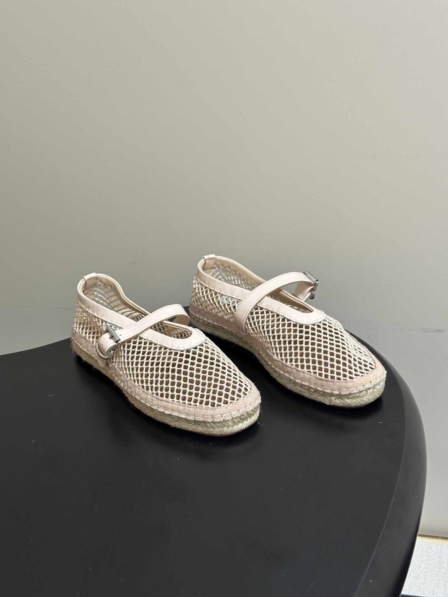 NO:921280,- Belt box 20 order notes (default ordinary box) 2026 spring and summer new style ALAIA French ballet shoes, beautiful hollow fishnet shoes, one-word buckle fisherman shoes, Mary Jane shoes, mesh straw woven hemp rope sole shoes, this style  Babies mesh shoes are both light and high, allowing you to walk elegantly. The classic combination of breathable mesh and patent cow leather, with adjustable buckles and built-in leather soles, fits the shape of your feet. It is a smart choice for commuting and dating. The looming hazy feeling ~ The most beautiful fishnet shoes are on Alaia. They are super soft and easy to wear ~ the shoe shape has good wrapping ~ fashionable and elegant ~ invincible and versatile ~ you can choose skirts and trousers ~ relaxed, elegant and easy to control  There is more than one style of ballet elements that are full of femininity. The combination of strength and softness, elegance and power, is the best way to open ballet shoes. Original custom mesh upper, sheepskin lining, hand-woven straw hemp rope combination sole, rubber outsole, size 35-39 (40.41.42 custom-made, non-returnable), single shoes, alaia, mary jane, espadrilles, espadrilles, skirts, cowhide, sheepskin19860909-皮带盒20下单备注（默认普通盒） 2026春夏新款 ALAIA阿莱亚 法式芭蕾舞鞋 绝美镂空渔网鞋一字扣带渔夫鞋玛丽珍鞋网面草编麻绳底单鞋 该款 Babies网眼鞋履,兼具轻盈与高度让人优雅漫步.透气网眼与漆皮牛皮革的经典组合,搭配可调节搭扣,内置皮革鞋底,贴合脚型,是通勤约会的灵动之选. 若隐若现的朦胧感～最美渔网鞋就在 Alaia 上脚巨软巨好穿～鞋型包裹性好～时尚优雅～无敌百搭～裙装裤装任你挑～松弛感、优雅感、拿捏的死死的 女性气质十足的芭蕾元素可不只一种风格,刚柔并济,既优雅又有力量,才是芭蕾舞鞋最好的打开方式. 鞋面原版定制网面 内里垫脚羊皮 鞋底手工编织草编麻绳组合橡胶大底 码数35-39（40.41.42定做不退换）,单鞋,alaia,mary jane,espadrilles,espadrilles,skirts,cowhide,sheepskin,Women's Shoes